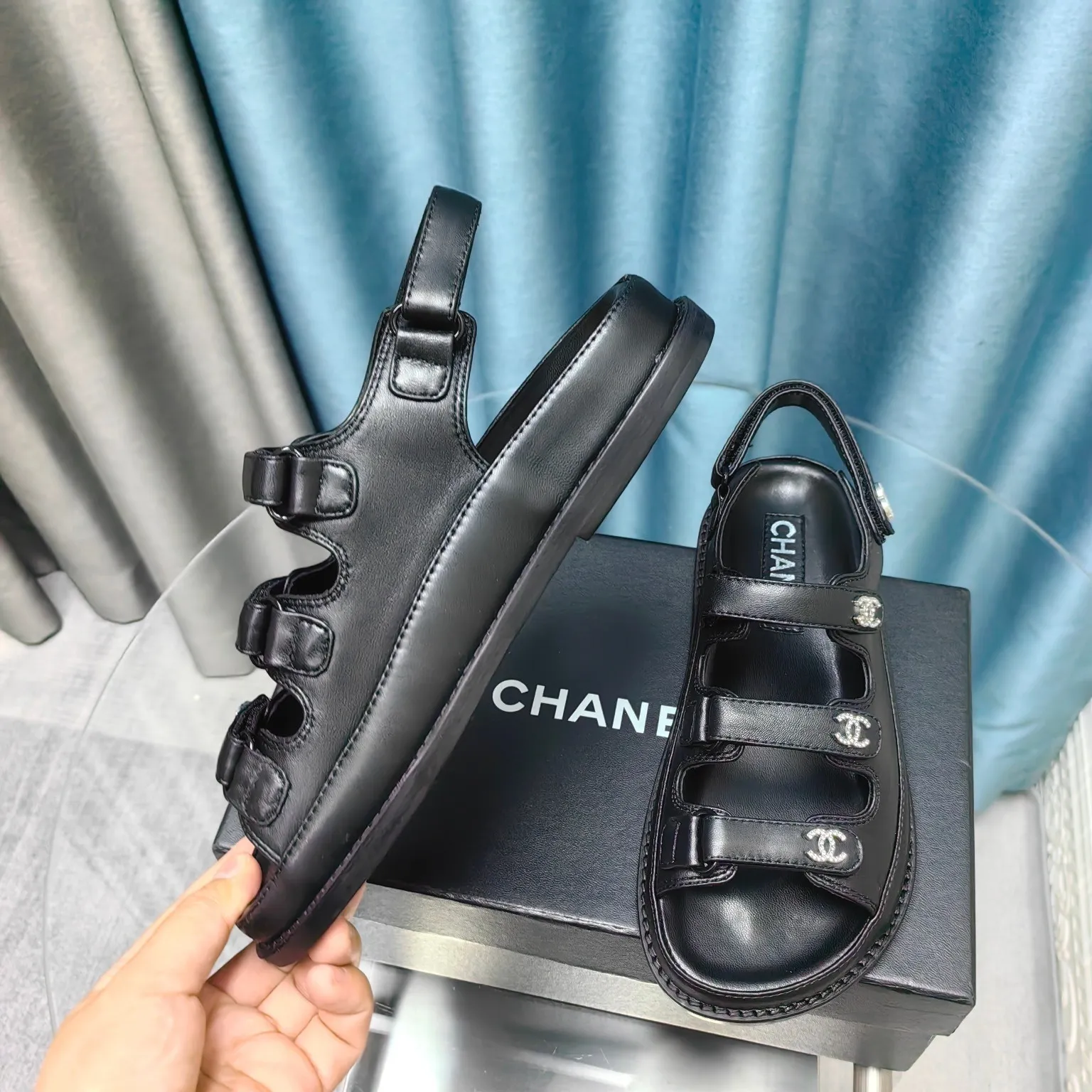 👟👟Ex-factory price 480👟👟 𝐂𝐡a𝐧𝐞𝐥 / Chanel 25ss spring and summer classic! Beach shoes are a hit all over the internet! The latest model from the counter, even on the feet, still makes me willing to buy it. Only after buying it will I know how fashionable it is. It must be ranked among the most popular models. It is invincible in all seasons. Various bloggers and Internet celebrities can see the matching styles. It is a super recommended model! This collection is available now. Purchased for 10600! Full-layer luxury leather outsole, original material! In eco-friendly sheepskin! Welcome to compare! Official catalog: Number of yards: 35-41, all equipped with top-notch counter-grade packaging!